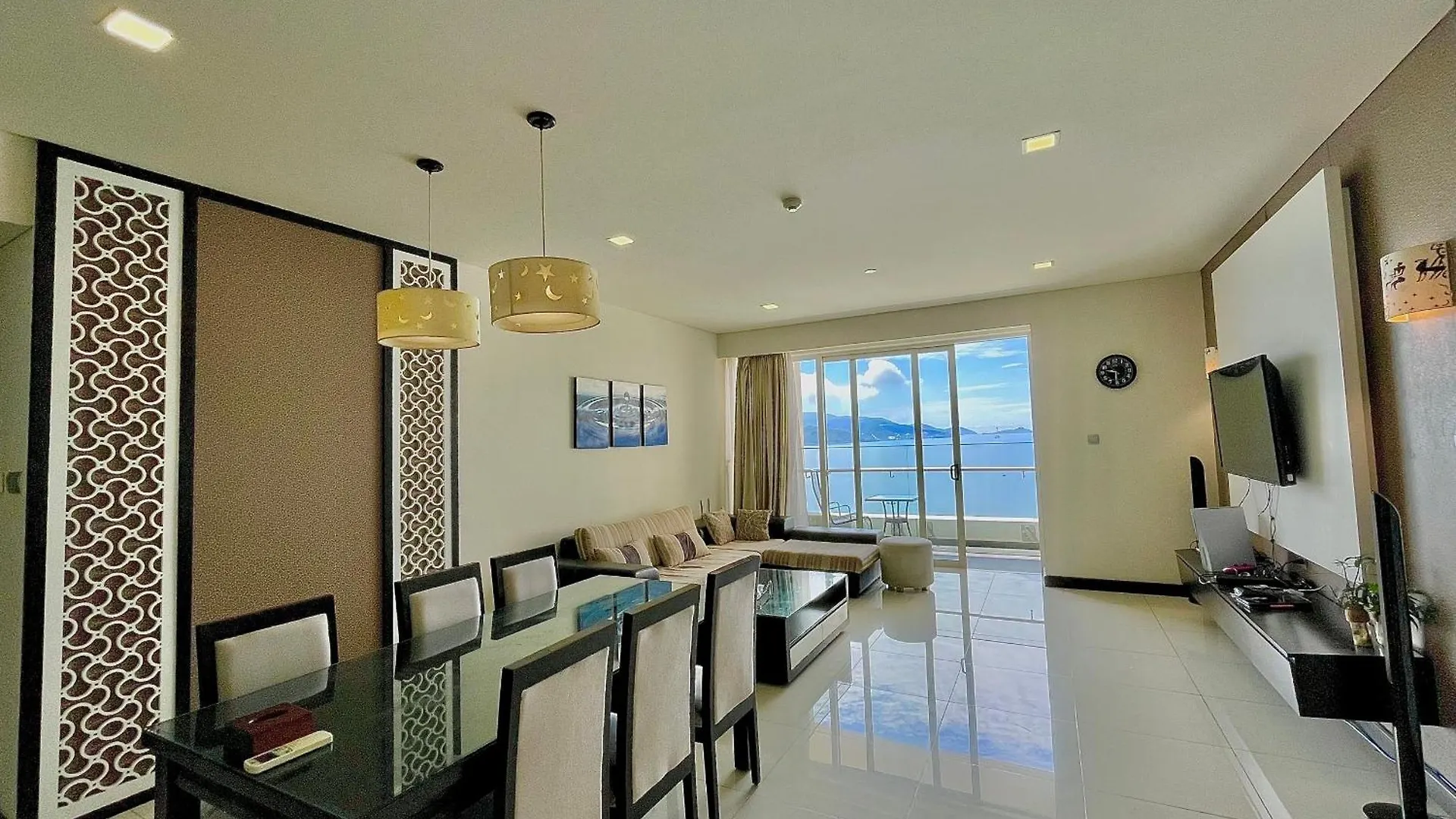 Rozy'S Cozy Beachfront Apartment Nha Trang