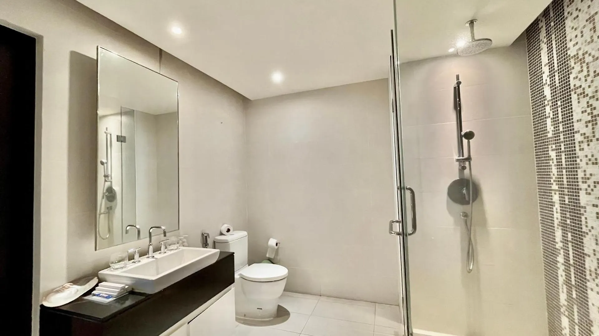 Rozy'S Cozy Beachfront Apartment Nha Trang 0*,  Vietnam